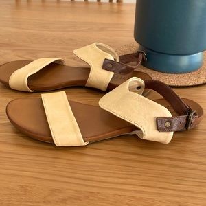 Bueno Sandals - size 38 w7 NWOT